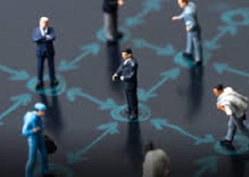 سوار ذكى يهتز عندما يقترب الموظفون 6 أقدام من بعضهم فى المصانع