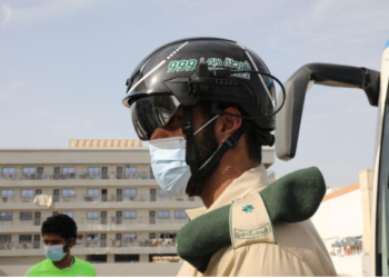 شرطة الإمارات تستخدم خوذات ذكية تقيس درجة حرارة مئات الأشخاص كل دقيقة