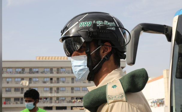 شرطة الإمارات تستخدم خوذات ذكية تقيس درجة حرارة مئات الأشخاص كل دقيقة