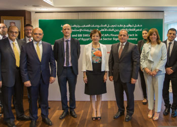 «الأهلي» و «الاستثمار الاوروبي» يوقعان عقد تمويل لدعم المشروعات الصغيرة