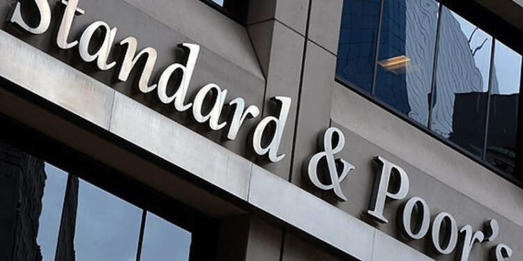 ستاندرد آند بورز تحافظ على تصنيف 3 بنوك مصرية مع تعديل النظرة المستقبلية