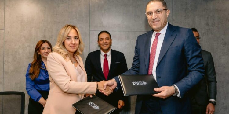 لتعزيز المدفوعات الرقمية.. بنك أبوظبي التجاري يوقع اتفاقية شراكة مع فيزا