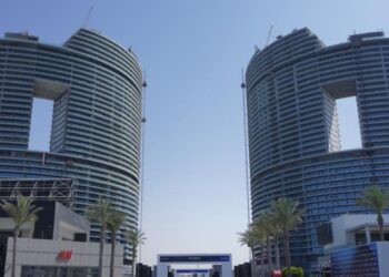 فنانون عالميون يشاركون بمعرض “أرت سبيس” بمول “نورث سكوير” بالعلمين الجديدة يوم 24 أغسطس