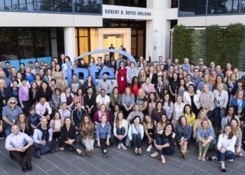 بعد أن فقدت ربع قيمتها السوقية.. إنتل” تعتزم تسريح 15% من موظفيها