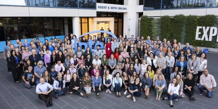 بعد أن فقدت ربع قيمتها السوقية.. إنتل” تعتزم تسريح 15% من موظفيها