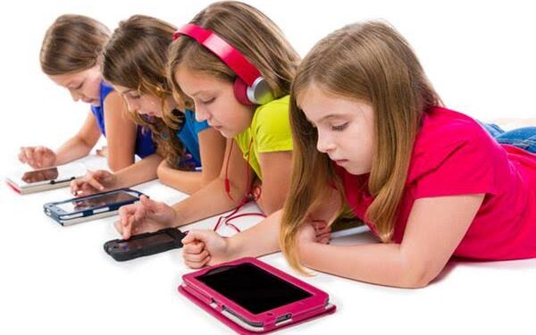 ما هو “الخرف الرقمي” الذي يهدد أدمغة أطفالنا؟