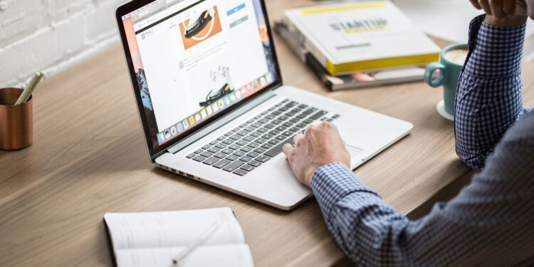 صورة تعبيرية- العمل عن بعد