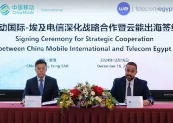 للاستفادة من استثمارات الشركتين..المصرية للاتصالات توقع  اتفاقية تجارية استراتيجية مع تشاينا موبايل إنترناشونال