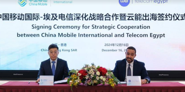 للاستفادة من استثمارات الشركتين..المصرية للاتصالات توقع  اتفاقية تجارية استراتيجية مع تشاينا موبايل إنترناشونال