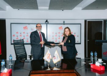 لتوفير حلول تكنولوجية بالمجتمعات العمرانية.. «إي آند مصر» توقع بروتوكول مع صندوق الإسكان