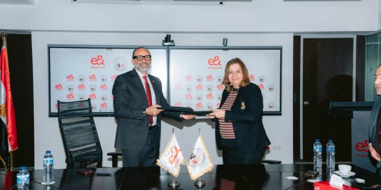 لتوفير حلول تكنولوجية بالمجتمعات العمرانية.. «إي آند مصر» توقع بروتوكول مع صندوق الإسكان