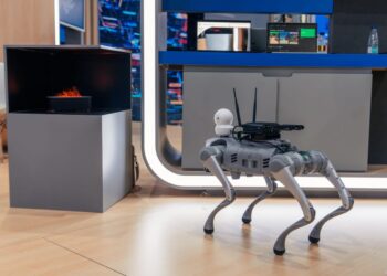 إريكسون تستعرض كلبها الروبوتي "روكي"