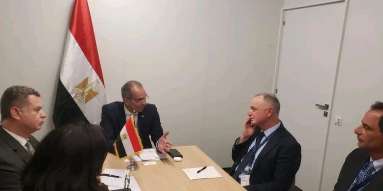 خلال مناقشات وزير الاتصالات مع مسؤولي الشركات العالمية