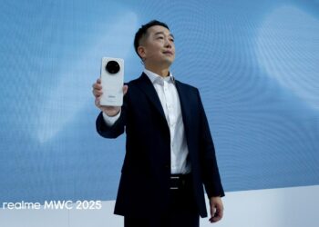 ريلمي تطلق أول هاتف في العالم يتغير لونه استجابة للبرودة