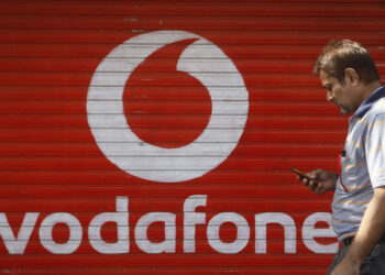 صورة تعبيرية شخص يجري مكالمة من خلال فودافون