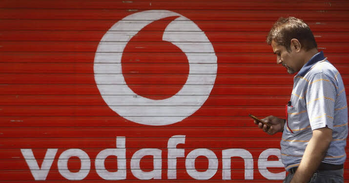 صورة تعبيرية شخص يجري مكالمة من خلال فودافون