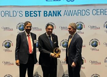 Global Finance تكرم هشام عز العرب بجائزة الإنجاز مدى الحياة