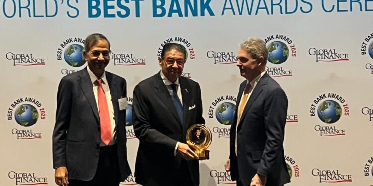 Global Finance تكرم هشام عز العرب بجائزة الإنجاز مدى الحياة