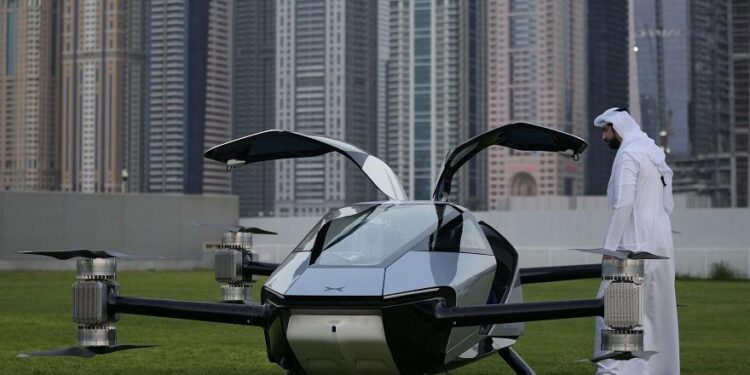    السيارة الطائرة تحلّق في سماء دبي: بداية عصر جديد للتنقل الذكي