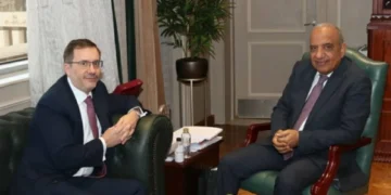 وزير الكهرباء يبحث مع السفير البريطاني دعم وتعزيز التعاون والفرص الاستثمارية فى مجالات الطاقة المتجددة