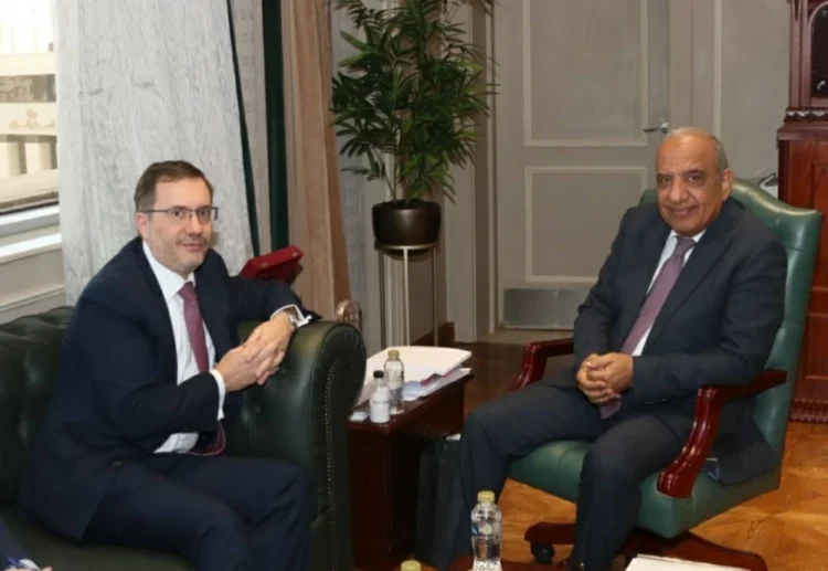 وزير الكهرباء يبحث مع السفير البريطاني دعم وتعزيز التعاون والفرص الاستثمارية فى مجالات الطاقة المتجددة