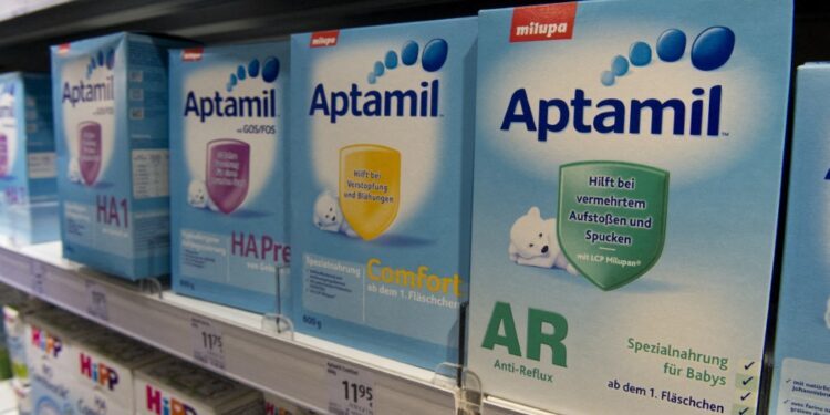 “دانون” تسحب دفعة من حليب «أبتاميل» في بريطانيا بعد اكتشاف مادة سامة
