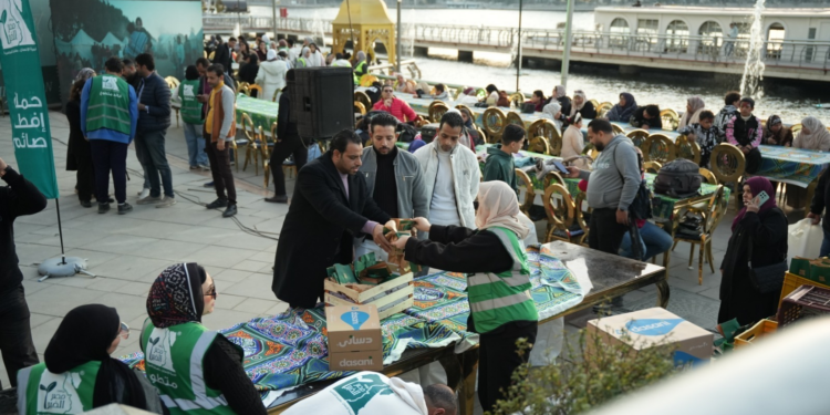 إفطار رمضاني على ممشى أهل مصر يجمع مئات الأسر في القاهرة