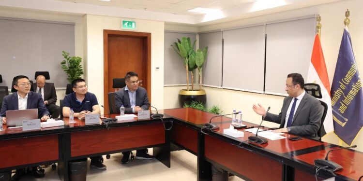 مصر تبحث مع HONOR توسيع تصنيع الهواتف الذكية وتعزيز موقعها كمركز إقليمي للإلكترونيات