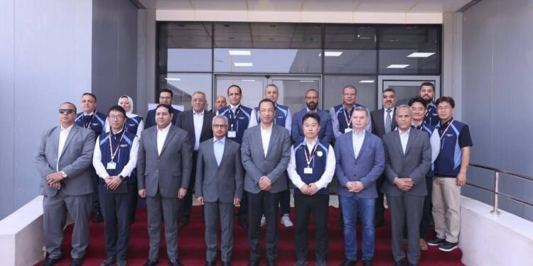 استثمارات جديدة تعزز صناعة الإلكترونيات في مصر: جولة وزير الاتصالات داخل مصنع سامسونج ببني سويف