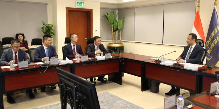وزارة الاتصالات تبحث مع Huawei توسيع التعاون في الحوسبة السحابية والتكنولوجيا المتقدمة وبناء المهارات الرقمية