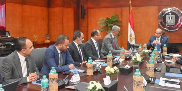 وزارة الاستثمار تبحث مع ڤودافون مصر تعزيز التعاون في الرقمنة وتطوير منظومة الخدمات الإلكترونية