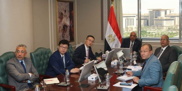 مصر وهواوي تبحثان تصنيع بطاريات تخزين الطاقة وإنشاء محطات بقدرة 4000 ميجاوات ساعة