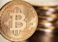 البيتكوين تقترب من 80 ألف دولار مع عودة الطلب المؤسسي ومخاوف التضخم والعجز المالي