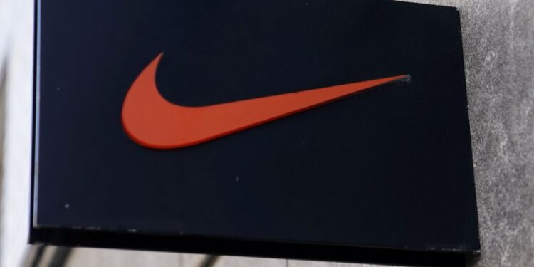 سهم Nike يتراجع لأدنى مستوياته منذ 2014 وسط ضغوط المنافسة وضعف الطلب